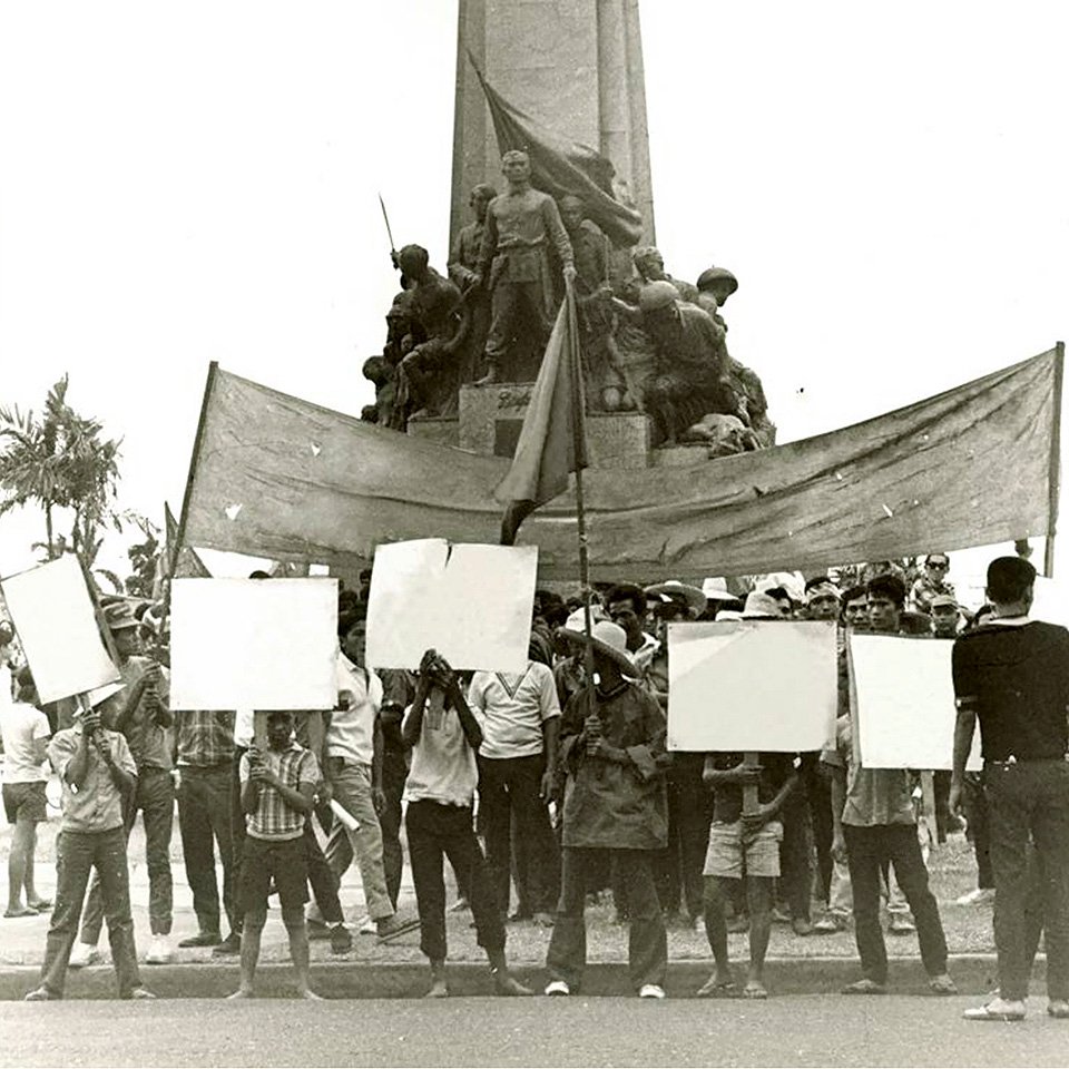 Кири Далена. Из серии «Стертые лозунги» (2016), основанной на архивных изображениях протестов в Маниле в 1970-х годах во время правления диктатора Фердинанда  Маркоса. Фото: Art Basel