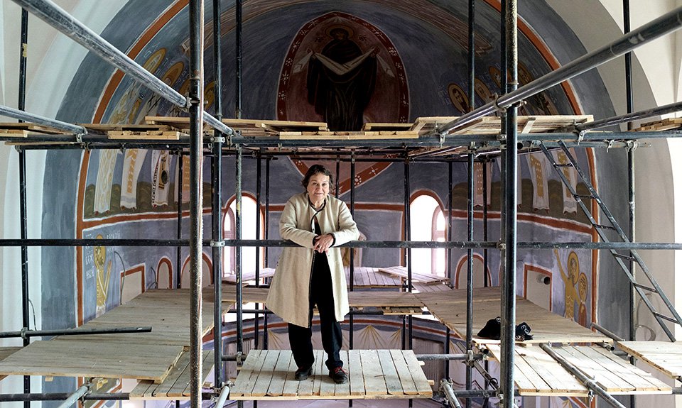 Ирина Затуловская во время работы над росписью церкви при Морозовской детской больнице. Фото: Дмитрий Пошвин
