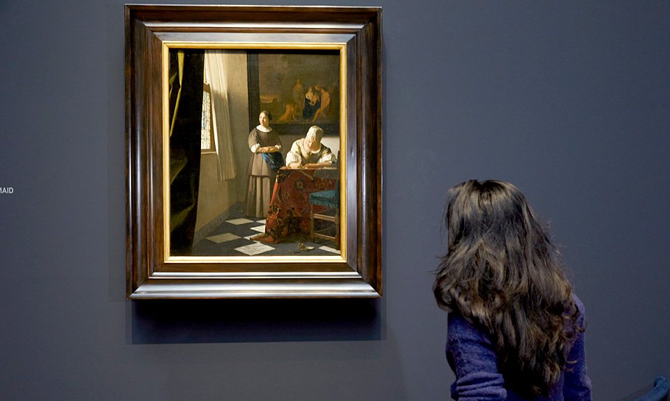 Картина «Дама, пишущая письмо, со своей служанкой» в экспозиции «Вермеер» в Рейксмузеуме. Фото: Rijksmuseum