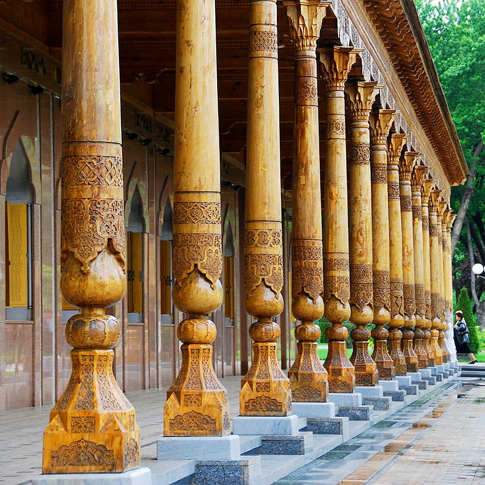 Деревянные колонны. Музей памяти жертв репрессий в Ташкенте. Фото: Фотобанк Лори
