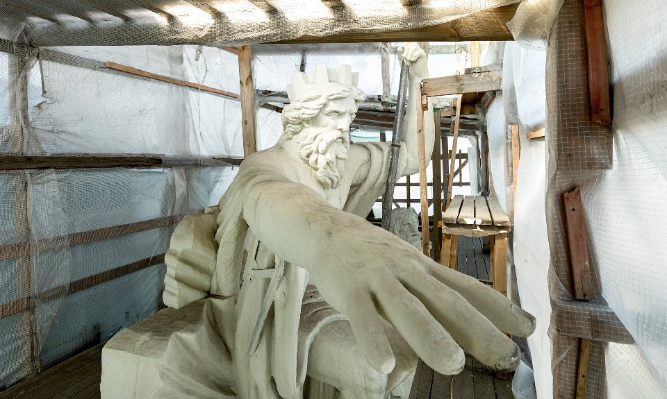 Процесс реставрации одной из скульптур с фронтона. Фото: Государственный Эрмитаж