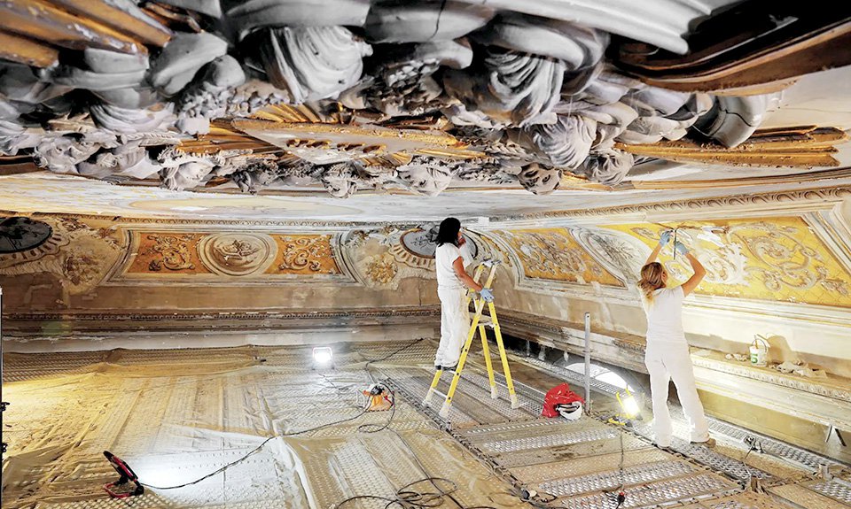 Реставраторы восстанавливают потолочные фрески в часовне, где будет размещаться «Городок витражей». Фото: Cité du Vitrail