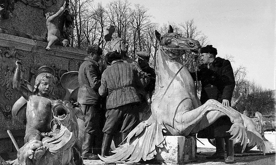 Послевоенное восстановление Петергофа. Фонтан Нептун. Монтаж скульптуры. 1956.  Фото: Государственный музей-заповедник "Петергоф"