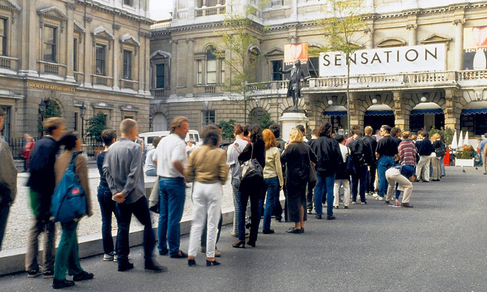 Очередь на выставку «Sensation: Молодые британские художники из коллекции Саатчи» в Лондоне. 1997. Фото: Royal Academy of Arts