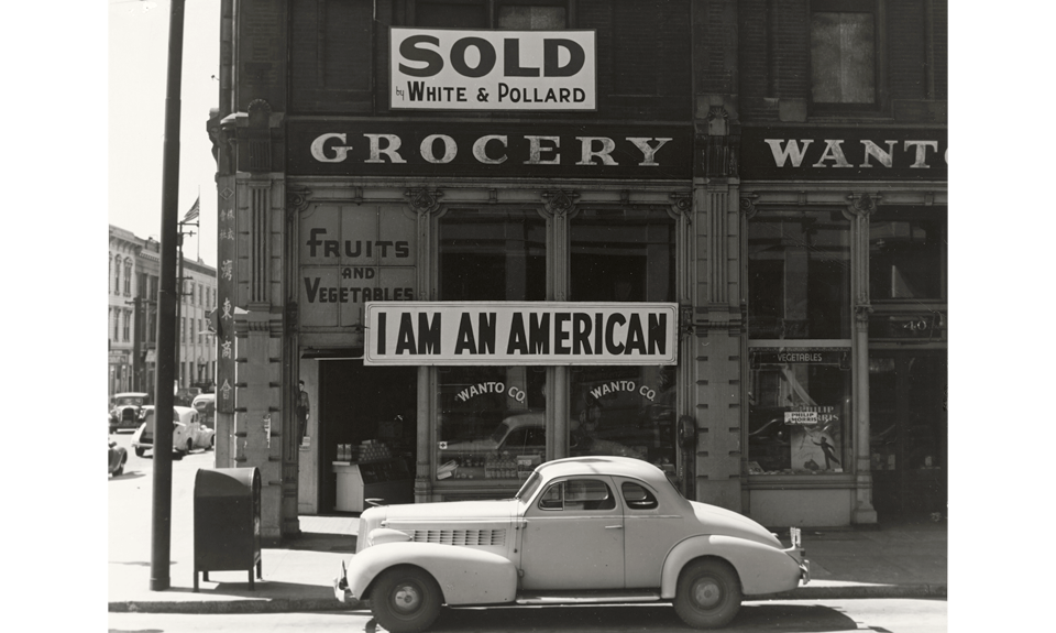 Доротея Лэнг. «Продуктовый магазин, принадлежащий американцам японского происхождения, Окленд, Калифорния». 1942. Фото: National Gallery of Art, Washington