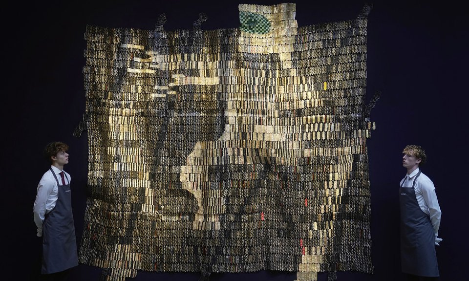 Работа Эль Анацуи «Воин», проданная в октябре 2023 года на аукционе Christie’s за £819 тыс. Фото: AP/TASS