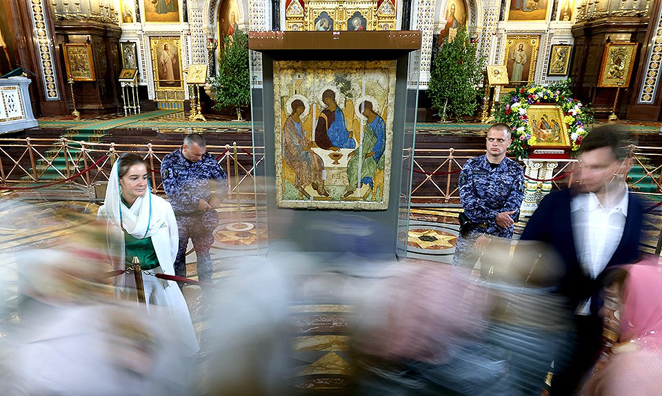 Икона «Троица» в храме Христа Спасителя в день Святой Троицы. 4 июня 2023 г. Фото: Вячеслав Прокофьев/ТАСС