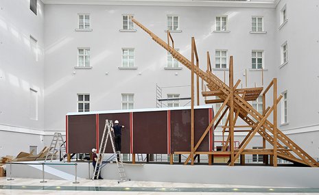 «Теперь еще лет 50 простоит»: Эрмитаж заканчивает реставрацию «Красного вагона» Кабаковых
