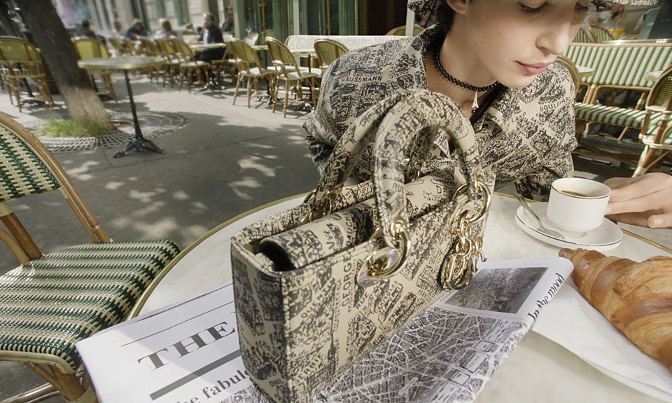 В новой капсульной коллекции на моделях сумок городская тематика воплощается при помощи изысканной вышивки с изображением стилизованных памятников Парижа. Фото: Dior
