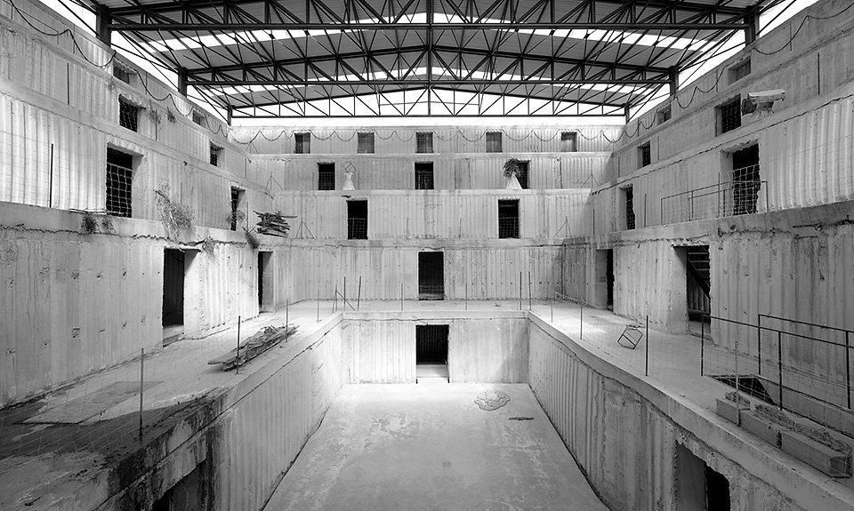 Один из ключевых объектов La Ribaute — амфитеатр, спроектированный Ансельмом кифером из старых промышленных контейнеров. Фото: Charles Duprat