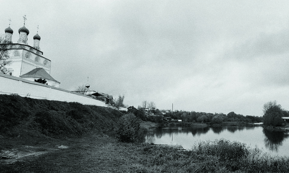 На берегу реки Мстёрки бок о бок стоят два монастыря, мужской и женский. Фото: Музей современного искусства «Гараж»