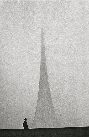 Яков Халип. У монумента «Покорителям космоса». 1965 г. / Центр фотографии имени братьев Люмьер