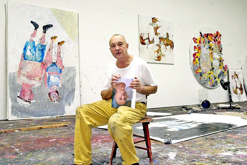 Георг Базелиц в своей студии.Фото: Alamy/TASS