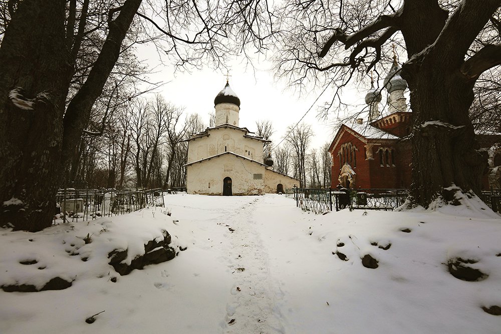 Церковь Успения Пресвятой Богородицы в Мелётове слева. Фото: Александр Горматюк
