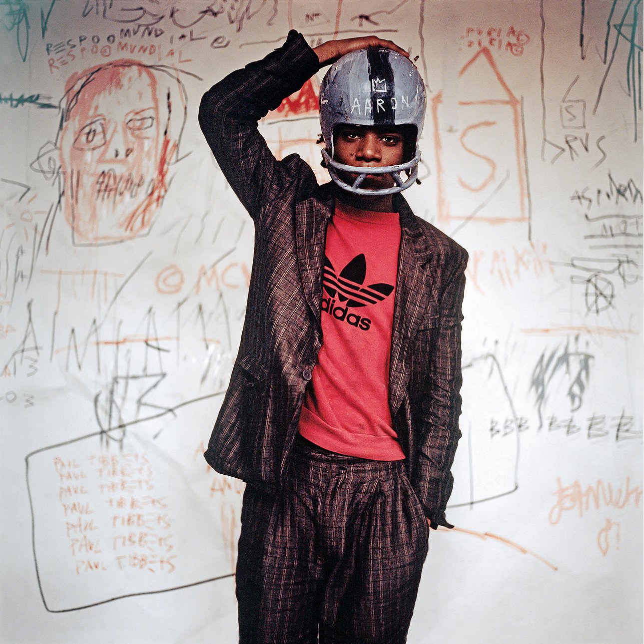 Эдо Бертолио. «Жан-Мишель Баскиа в шлеме для американского футбола. 1981 г.». Фото: © Edo Bertoglio, courtesy of Maripol. Artwork: © The Estate of Jean-Michel Basquiat. Licensed by Artestar, New York