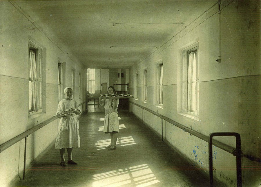Коридор фабрики-кухни. 1930-е. Фото: Государственная Третьяковская галерея