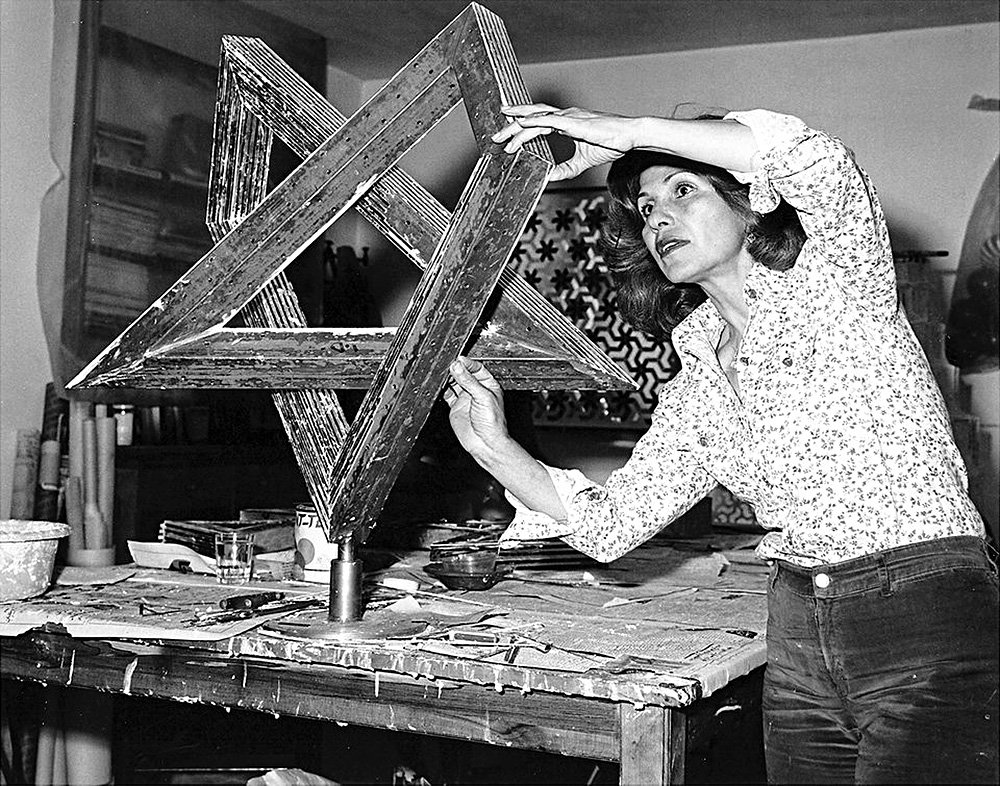 Фарманфармаян за работой в своей мастерской в Тегеране в 1975 году. Фото: Courtesy of the artist’s family and Haines Gallery