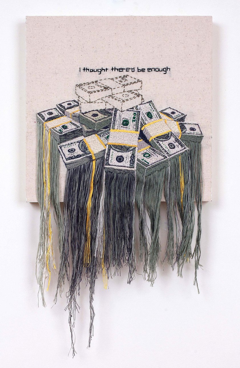Кэти Халпер. «Деньги». 2015. Вышивка на ткани, закрепленной на деревянной основе. Фото: Courtesy of the artist
