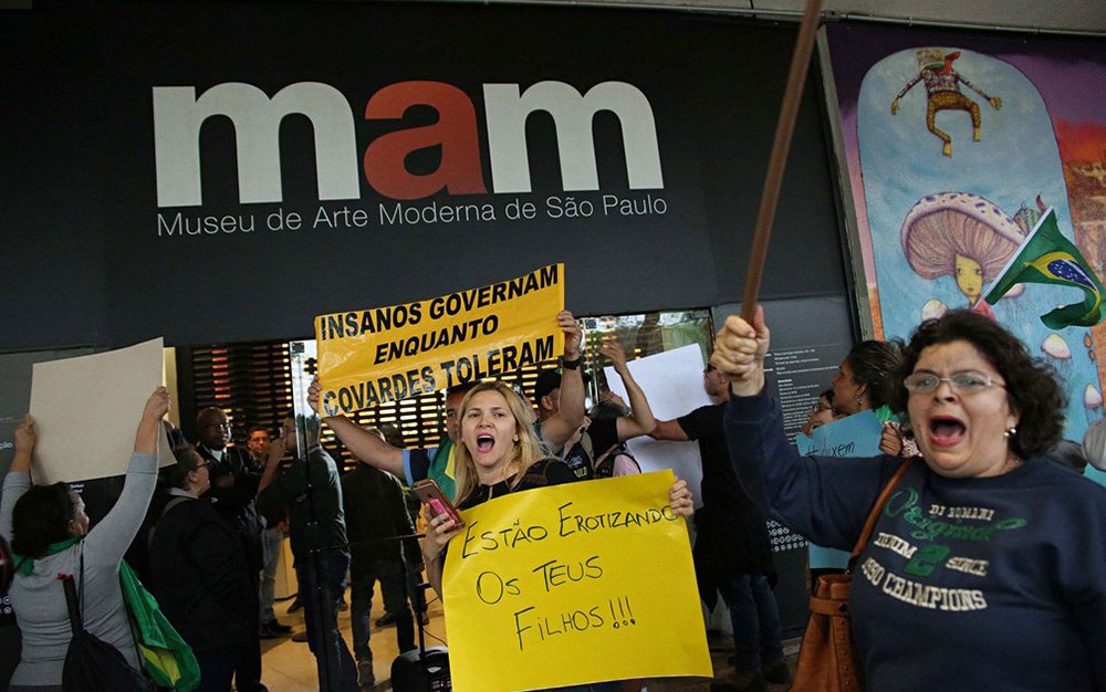 Акция протеста у входа в Музей современного искусства Сан-Паулу. Фото: Werther Santana/Estadão Conteúdo)