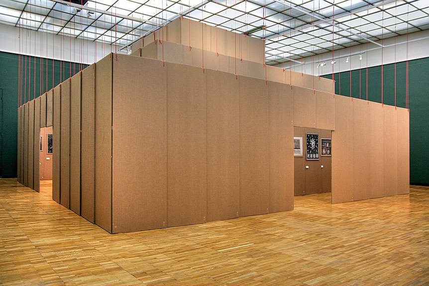 Юрий Аввакумов не раз объединял работы бумажных архитекторов на выставках: например, в объекте «Мавзолей» в Третьяковской Галерее в 2009 году. Фото: Архив Юрия Аввакумова