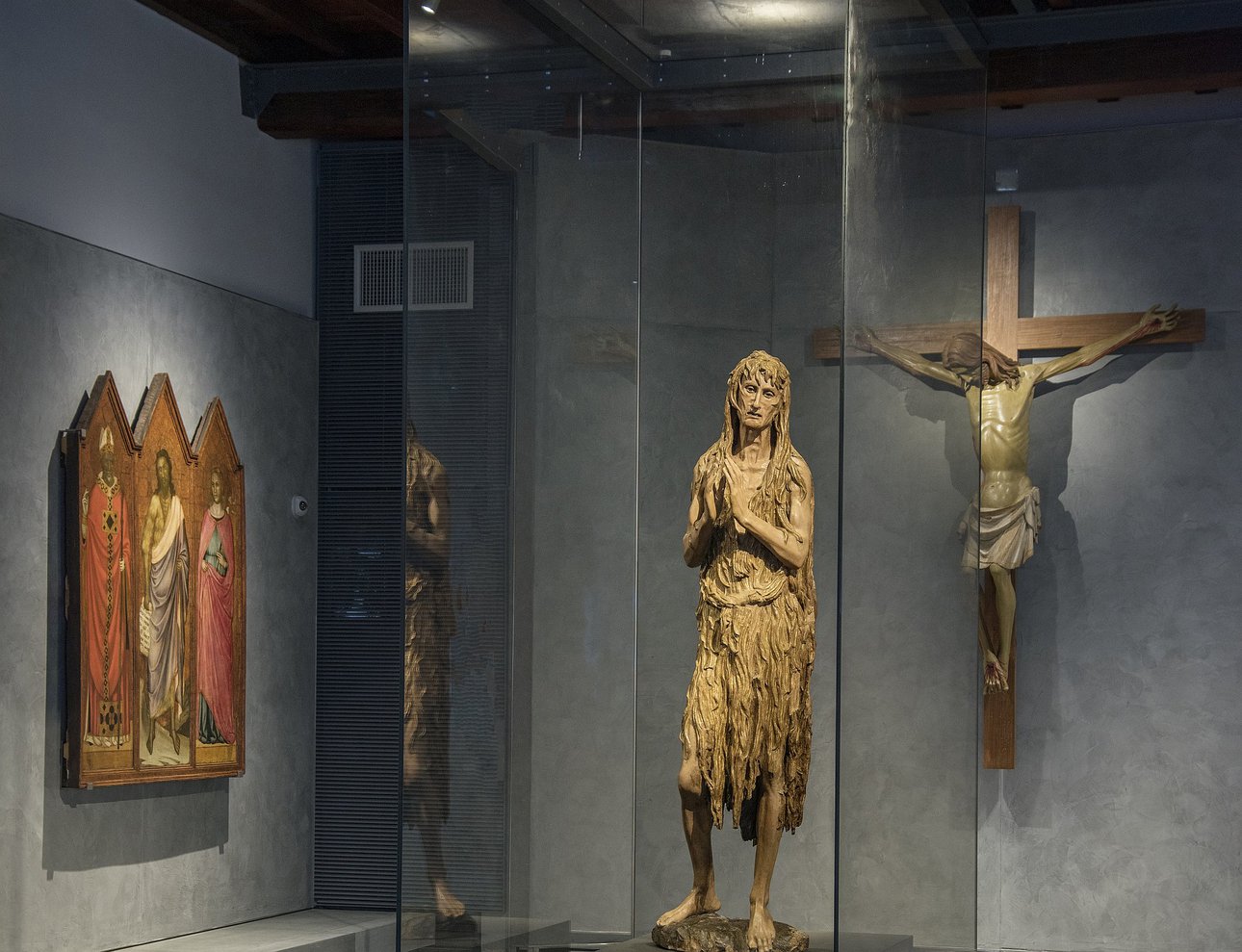 Кающаяся Мария Магдалина Донателло (ок. 1455–1457) находится прямо напротив восьмиугольной часовни