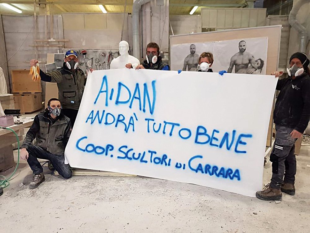 Кооператив скульпторов Каррары с плакатом «Айдан, все будет хорошо». Фото: Facebook/Cooperativa Scultori Di Carrara