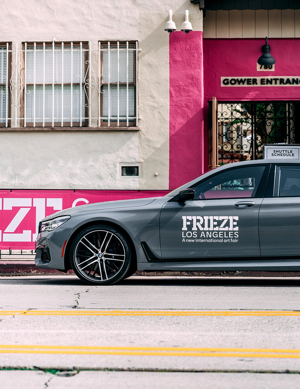 Автомобиль BMW на ярмарке Frieze Los Angeles