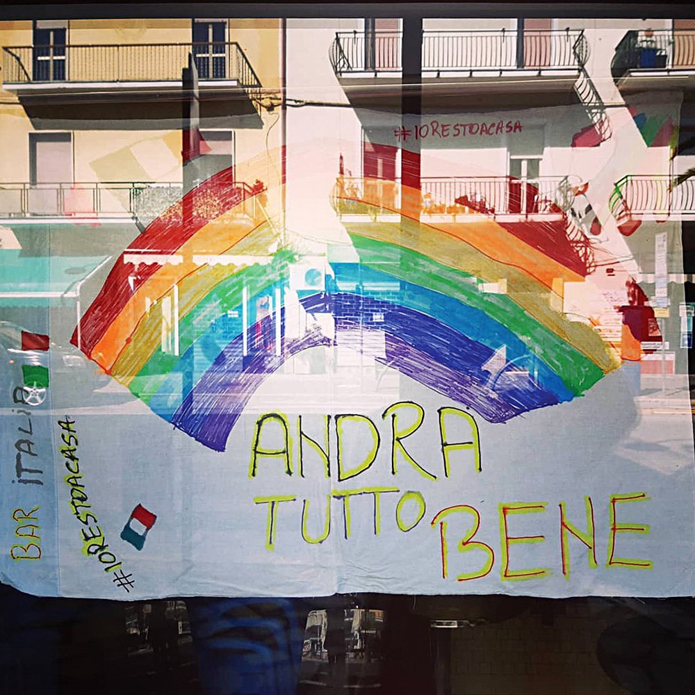«Все будет хорошо», гласят плакаты на балконах и окнах итальянских городов. Фото: Юлия Рыженко