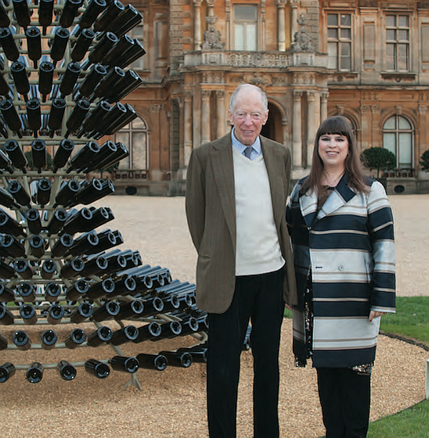 Джейкоб Ротшильд с Жоаной Вашконселуш, автором двух башен-канделябров из бутылок Château Lafite-Rothschild (2015) для поместья Уоддесдон