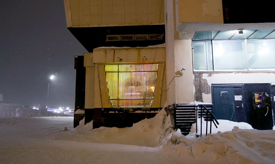Произведение художника Александра Жунева (Пермь) «Тепло внутри» на фасаде АММА. Резиденция PolArt. Фото: PolArt-резиденция