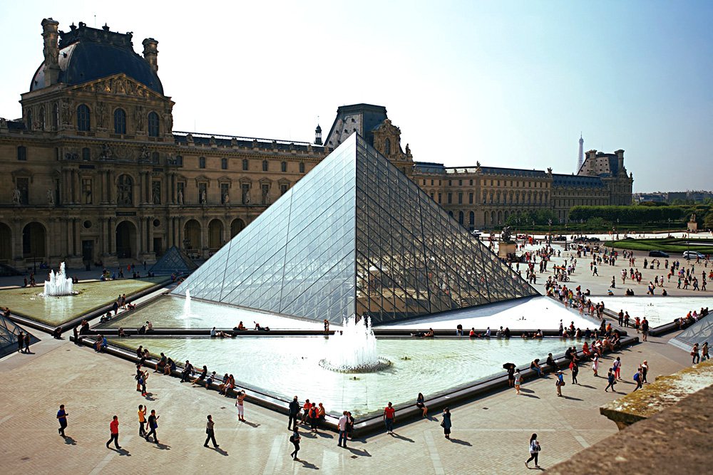 Пирамида на фоне дворца Лувра. Фото: Daniele D'Andreti