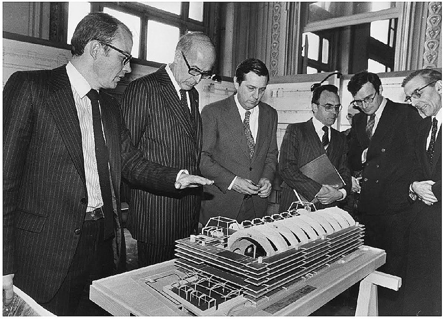 Валери Жискар д’Эстен рассматривает макет будущего музея. 1978. Фото: Musée d'Orsay/Jim Purcell