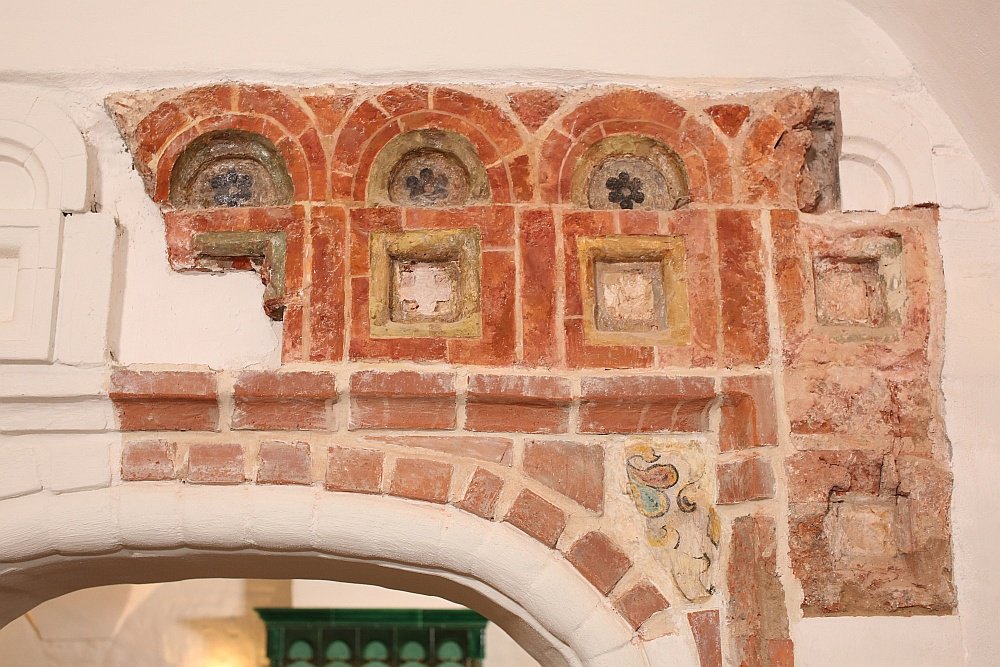 Остатки старинной кладки с изразцами и фрагментами росписи теперь может увидеть любой посетитель знаменитого ресторана «Арагви» / Департамент культурного наследия Москвы