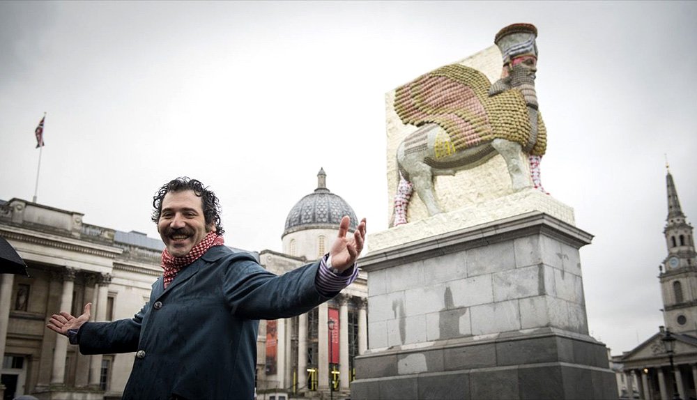 Майкл Раковиц и его работа «Невидимый враг не должен существовать» на Трафальгарской площади в Лондоне. Фото: Caroline Teo / Courtesy of the artist