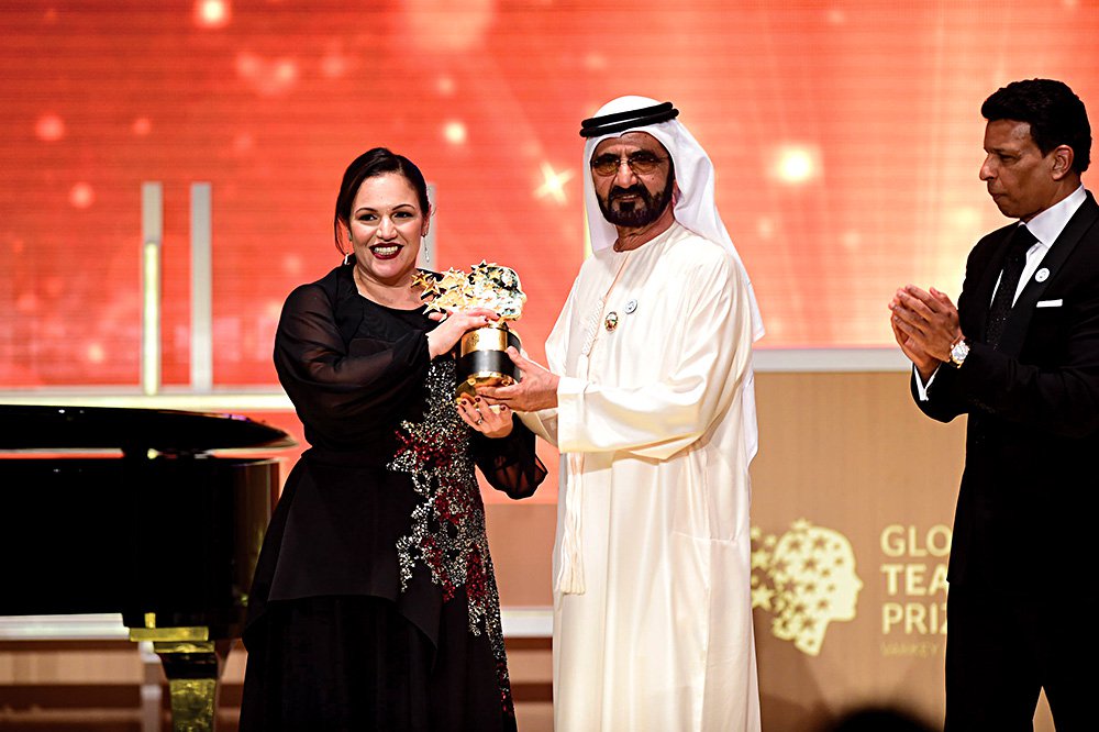 Шейх Дубая Мухаммед бен Рашид аль-Мактум вручает Андриа Зафираку приз Global Teacher 2018. Фото: SDP Media