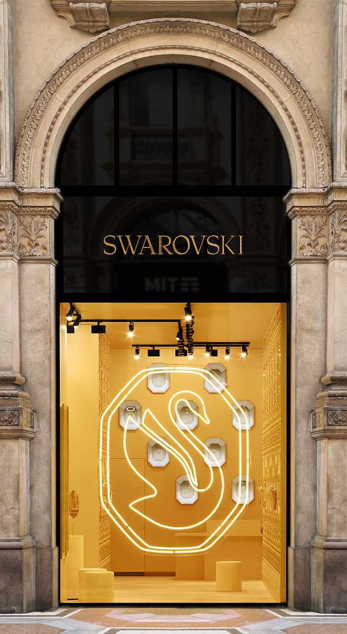 Обновленный символ Swarovski в витрине бутика в Милане. Фото: Swarovski