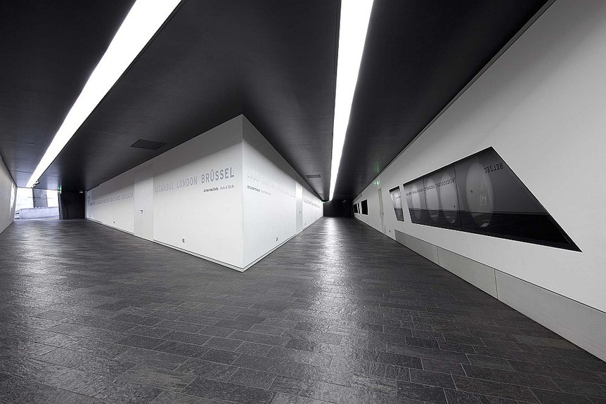 Ось изгнания и Ось Холокоста на первом этаже Еврейского музея в Берлине. Фото: Thomas Bru