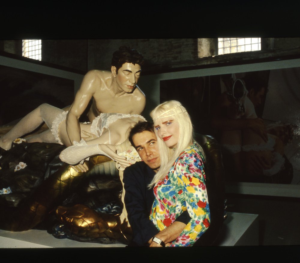 Джефф Кунс и его жена Илона Сталлер (Чиччолина) на фоне скульптуры из серии «Сделано на небесах». Международный (основной) проект Венецианской биеннале, 1990. Фото: Giorgio Zucchiatti