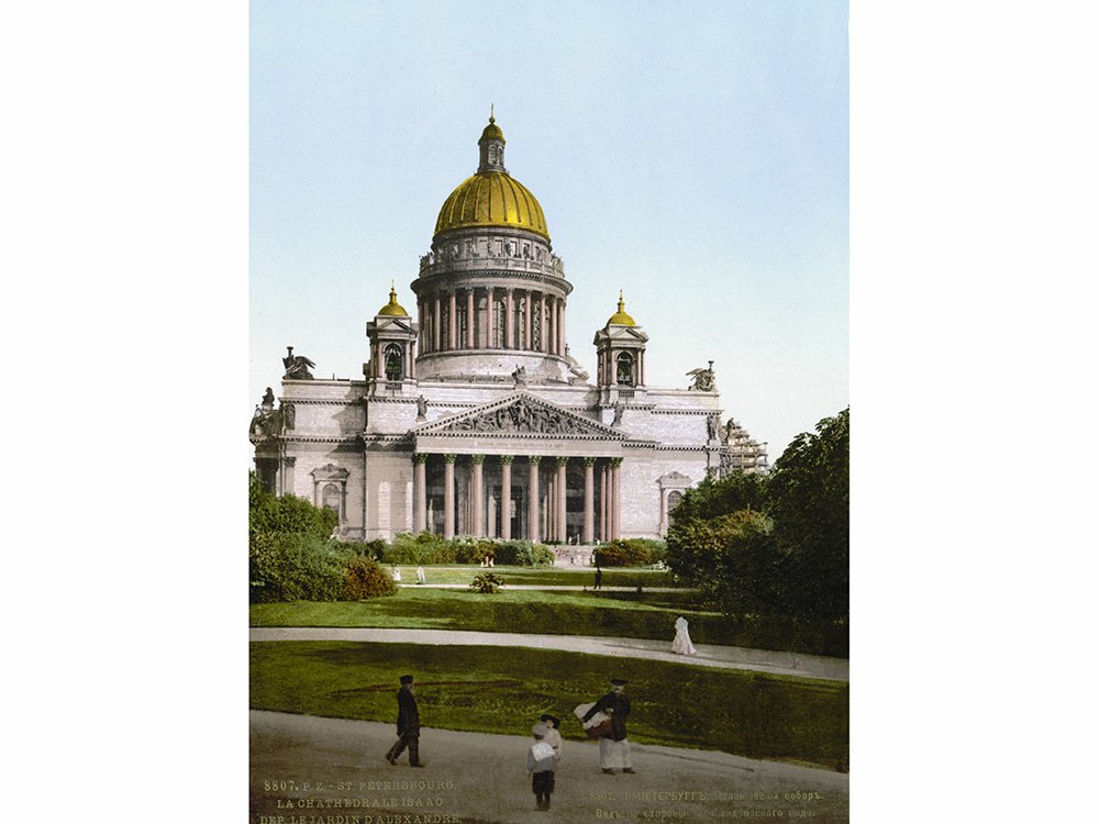 Вид из Александровского сада на Исаакиевский собор в Санкт-Петербурге (Россия). Цветная фотолитоография XIX века (1890—1900). Courtesy of Library of Congre