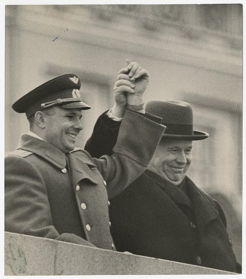 Неизвестный автор. Юрий Гагарин и Никита Хрущев. 1960-е / © Мультимедиа Арт Музей, Москва
