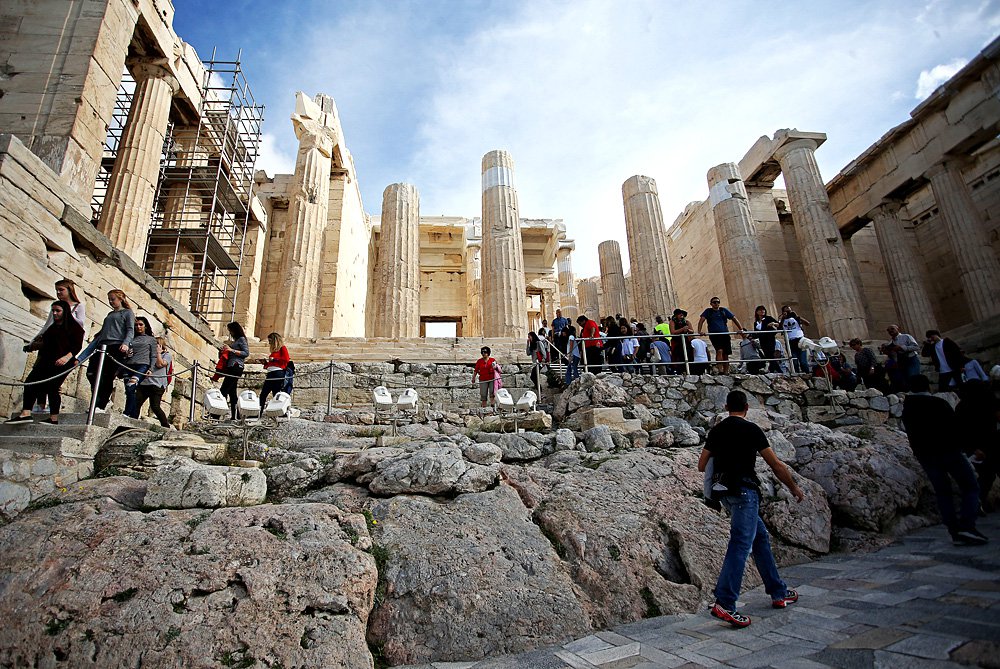 Лестницу, ведущую к Пропилеям, не минует ни один турист, посещающий Акрополь. Фото: Pixsell/PA Images/ТАСС