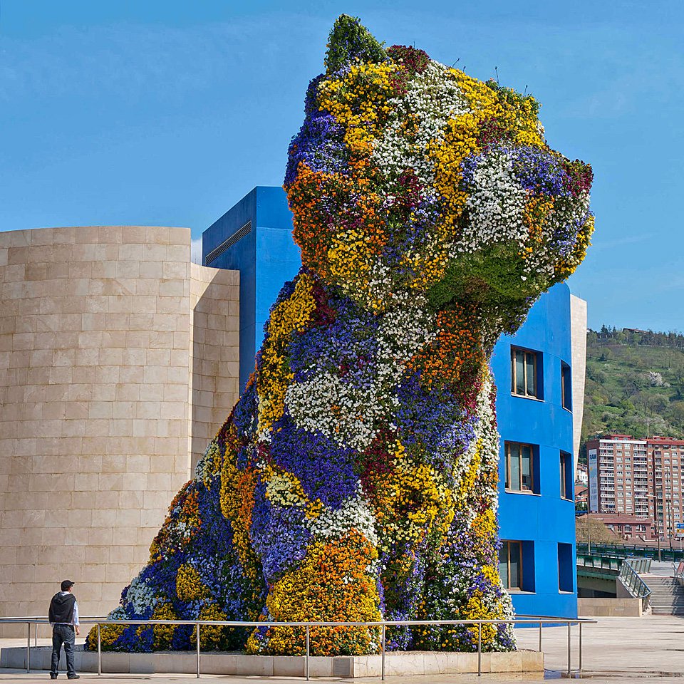 «Щенок» Джеффа Кунса у Музея Гуггенхайма в Бильбао. Фото: Guggenheim Bilbao