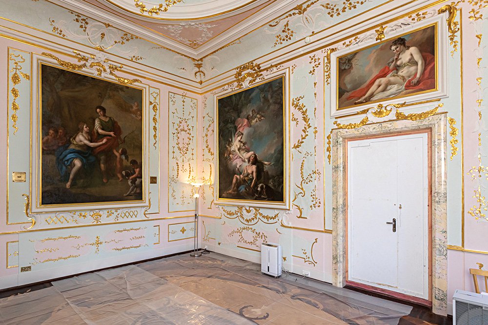Картины  Пьетро Антонио Ротари (1707–1762) и Стефано Торелли (1712–1784) в интерьере Штукатурного покоя Китайского дворца. Фото: ГМЗ «Петергоф»