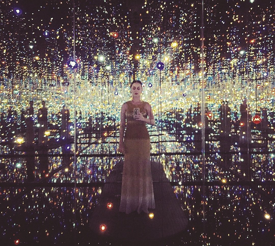 Благодаря селфи Кэти Перри на фоне инсталляции Яёи Кусамы взлетела посещаемостьвыставки  в Музее Брод / instagram/katyperry