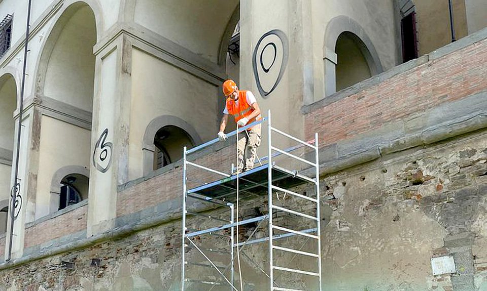 Работы по очистке колонн галереи продлятся несколько дней и обойдутся в €10 тыс. Фото: Galleria degli Uffizi