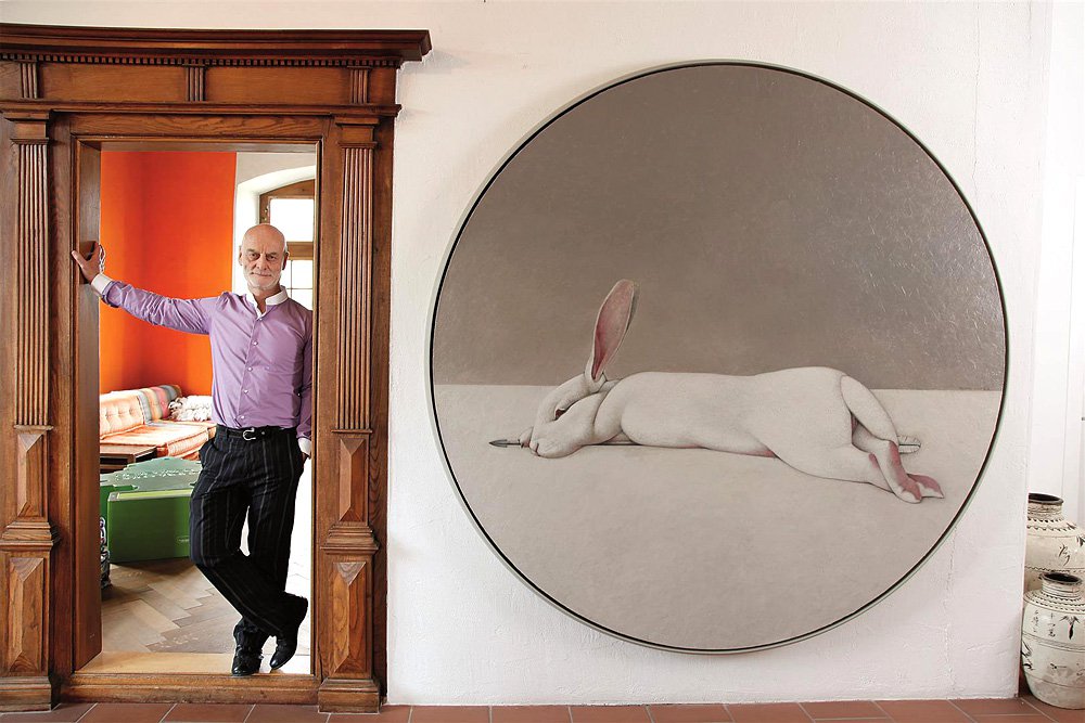 Ули Сигг рядом с картиной Шао Фан «Лунный кролик». Фото: Karl-Heinz Hug