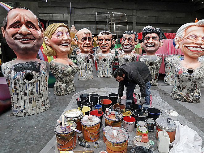 Последние штрихи к фигурам французских политиков, в том числе Франсуа Олланда, Марин Ле Пен и Николя Саркози, перед карнавалом в Ницце. Photo: ALAMY / VOSTOCK-PHOTO