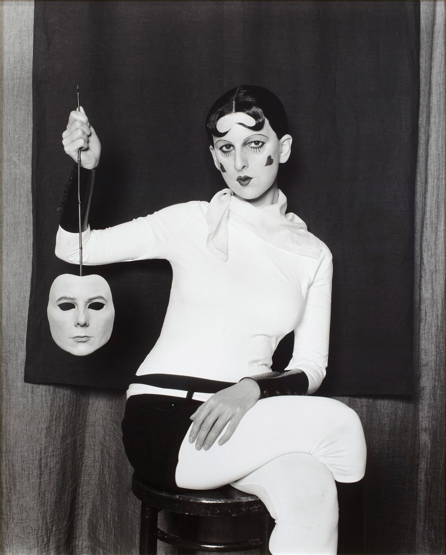 В «Я в образе Каон с маской себя в руках» Джиллиан Уэринг исследует гендер и идентичность. COURTESY OF FXP PHOTOGRAPHY