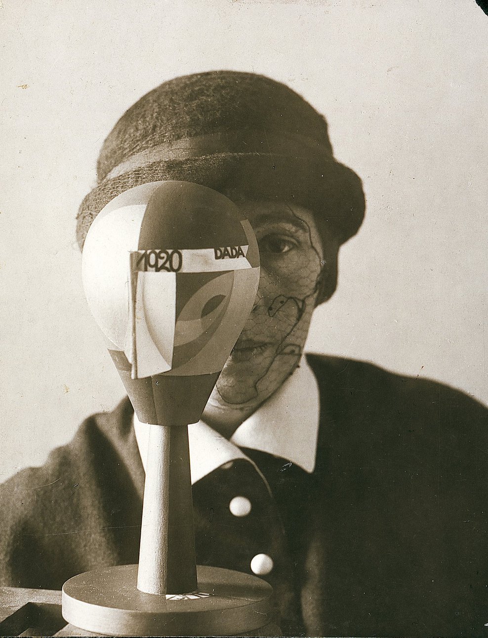 Портрет Софи Тойбер-Арп с «дадаистической головой». 1920 г. Фотография