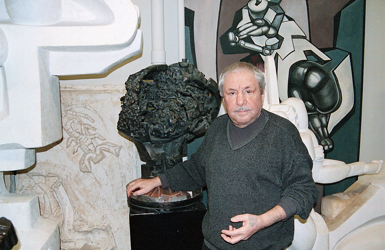 Эрнст Неизвестный с макетом своей скульптуры «Древо жизни» в студии в Нью-Йорке. Фото Алексея Бережкова (ИТАР-ТАСС)